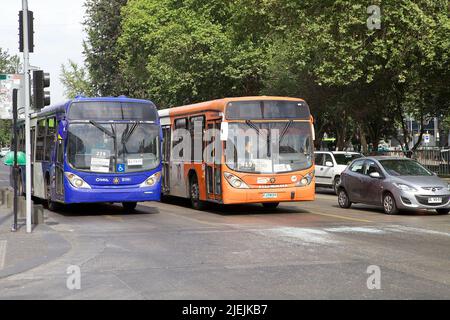 Bus Transantiago le long de la rue à Santiago, Chili. Transantiago est le nom du système de transport public de la ville Banque D'Images