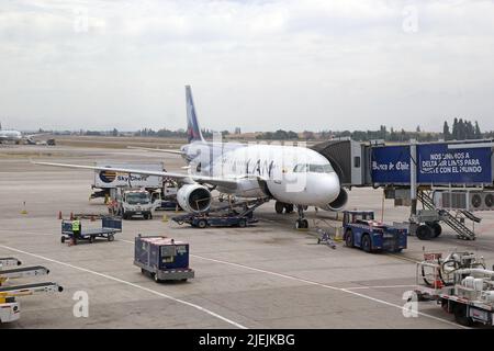 LAN Airlines airbus A320 à l'aéroport de Santiago, au Chili. LAN Airlines était le transporteur de drapeau jusqu'à la privatisation en 1990s. C'est le principal airlin Banque D'Images