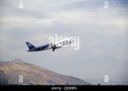 LAN Airlines airbus a pris son envol à l'aéroport de Santiago, au Chili. LAN Airlines était le transporteur de drapeau jusqu'à la privatisation en 1990s. C'est le ai prédominant Banque D'Images