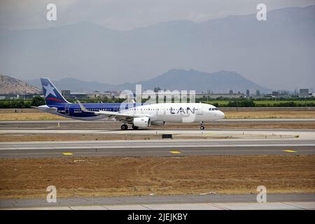 LAN Airlines airbus A320 à l'aéroport de Santiago, au Chili. LAN Airlines était le transporteur de drapeau jusqu'à la privatisation en 1990s. C'est le principal airlin Banque D'Images