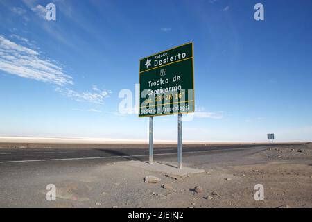 Panneau marquant le Tropique du Capricorne dans le désert d'Atacama, Chili Banque D'Images