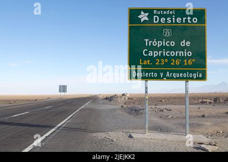 Panneau marquant le Tropique du Capricorne dans le désert d'Atacama, Chili Banque D'Images