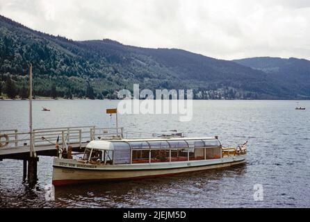 Bateau touristique à la jetée sur le lac à Titisee, Titisee-Neustadt, Allemagne, juillet 1959 Banque D'Images