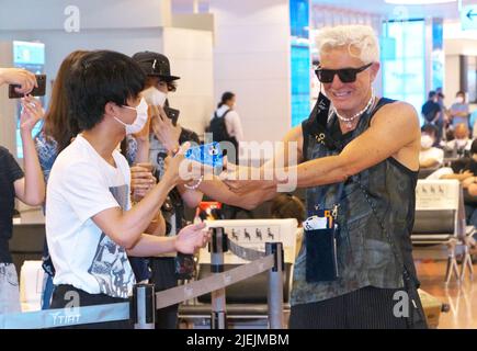 Tokyo, Japon. 27th juin 2022. Le directeur Baz Luhrmann arrive à l'aéroport international de Tokyo à Tokyo, au Japon, le lundi 27 juin 2022. Lui et l'acteur Austin Butler visitent pour promouvoir leur film "Elvis" à Tokyo. Photo par Keizo Mori/UPI crédit: UPI/Alay Live News Banque D'Images