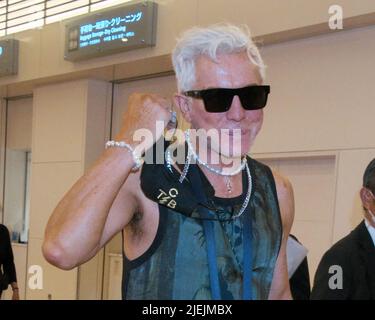 Tokyo, Japon. 27th juin 2022. Le directeur Baz Luhrmann arrive à l'aéroport international de Tokyo à Tokyo, au Japon, le lundi 27 juin 2022. Lui et l'acteur Austin Butler visitent pour promouvoir leur film "Elvis" à Tokyo. Photo par Keizo Mori/UPI crédit: UPI/Alay Live News Banque D'Images