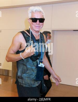 Tokyo, Japon. 27th juin 2022. Le directeur Baz Luhrmann arrive à l'aéroport international de Tokyo à Tokyo, au Japon, le lundi 27 juin 2022. Lui et l'acteur Austin Butler visitent pour promouvoir leur film "Elvis" à Tokyo. Photo par Keizo Mori/UPI crédit: UPI/Alay Live News Banque D'Images