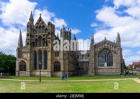 Ely, Royaume-Uni - 12 juin 2022 : les touristes apprécient leur visite de la cathédrale historique d'Ely Banque D'Images