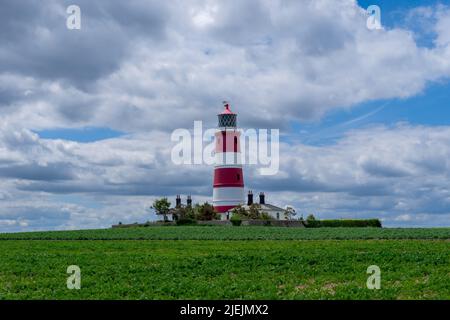 Happisburgh, Royaume-Uni - 13 juin 2022 : vue sur le phare historique de Happisburgh, sur la côte nord de Norfolk en Angleterre Banque D'Images