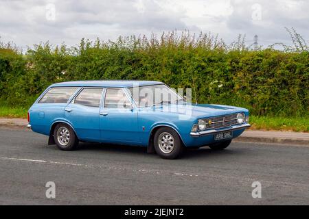 1972 70s voiture de domaine essence Blue Ford Cortina 1600XL 1600cc de 70 ans; Mk3, en route vers la Tour Hoghton pour la rencontre de voiture d'été Supercar Showtime qui est organisée par Great British Motor shows à Preston, Royaume-Uni Banque D'Images