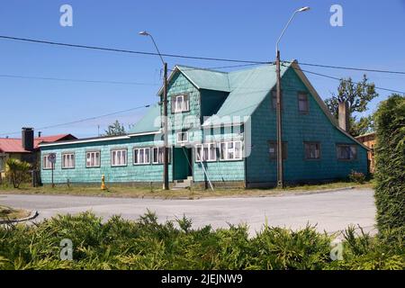 Maison traditionnelle de wodden dans l'île de Chiloe, Chili. Dans l'architecture de Chiloe, les bardeaux de bois sont communs. Banque D'Images