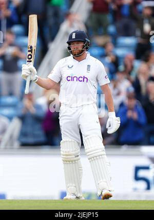 Jonny Bairstow, en Angleterre, reconnaît la foule après avoir parcouru 50 courses au cours du cinquième jour du troisième test LV= Insurance au stade Emerald Headingley, à Leeds. Date de la photo: Lundi 27 juin 2022. Banque D'Images