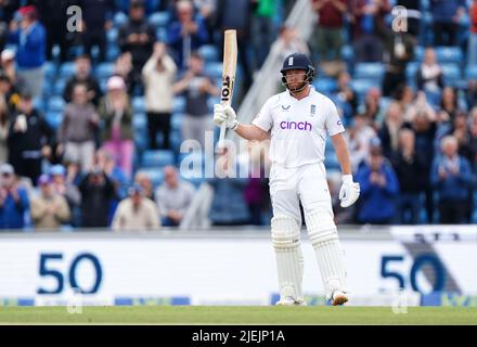 Jonny Bairstow, en Angleterre, reconnaît la foule après avoir parcouru 50 courses au cours du cinquième jour du troisième test LV= Insurance au stade Emerald Headingley, à Leeds. Date de la photo: Lundi 27 juin 2022. Banque D'Images