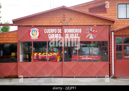 La station et les moteurs du service des incendies dans la ville de Curaçao de Velez, sur l'île Quinchao, archipel des Chiloès, au Chili Banque D'Images