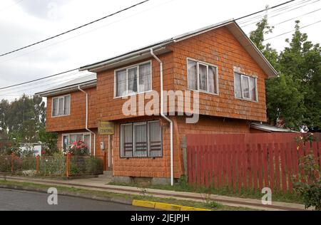 Maison traditionnelle en bois dans la ville de Curaco de Velez dans l'île de Quinchao, archipel de Chiloe, Chili. Banque D'Images