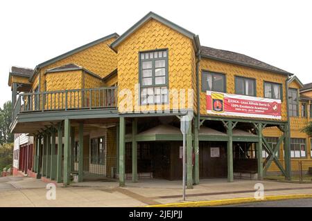 Maison traditionnelle en bois dans la ville de Curaco de Velez dans l'île de Quinchao, archipel de Chiloe, Chili. Banque D'Images