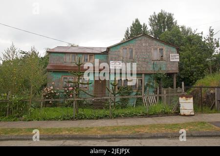 Maison traditionnelle en bois dans la ville de Curaco de Velez dans l'île de Quinchao, archipel de Chiloe, Chili. Banque D'Images