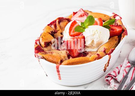 Tarte aux fraises et à la crème glacée dans un plat blanc. Recette de dessert aux fruits d'été. Banque D'Images