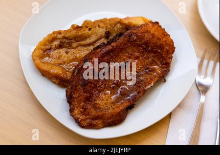 Douceur espagnole pour la semaine Sainte torrijas de leche Banque D'Images