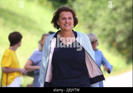Elmau, Allemagne. 27th juin 2022. Britta Ernst, épouse du chancelier allemand OLAF Scholz (SPD) vient à une réunion avec le groupe olympique junior Biathlon Werdenfels dans le cadre du programme partenaire. Credit: Karl-Josef Hildenbrand/dpa/Alay Live News Banque D'Images