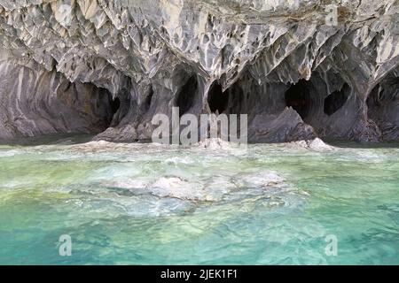 Grottes et pli géologique le long de la rive du lac General Carrera, Patagonie, Chili Banque D'Images