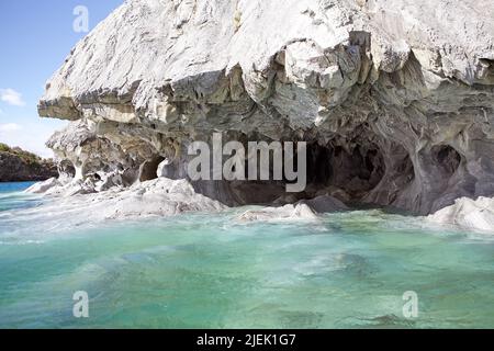 Grottes et pli géologique le long de la rive du lac General Carrera, Patagonie, Chili Banque D'Images