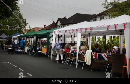Belvédères temporaires sur la route pour la fête de rue célébrant la Reine Elizabeth II Platinum Jubilee Surrey Angleterre Banque D'Images