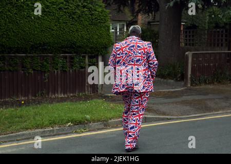 Homme portant un costume Union Jack pour la reine Elizabeth II Platinum Jubilee Street Party Surrey Angleterre Banque D'Images