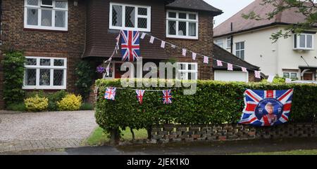 Maison décorée avec Union Jack Bunting pour la reine Elizabeth II Platinum Jubilee Surrey Angleterre Banque D'Images