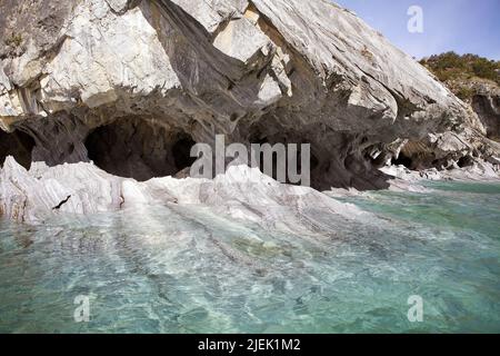 Grottes et pli géologique le long de la rive du lac General Carrera, Patagonie, Chili Banque D'Images