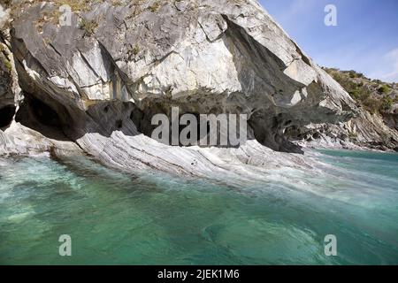 Grottes et pli géologique le long de la rive du lac General Carrera, Patagonie, Chili Banque D'Images