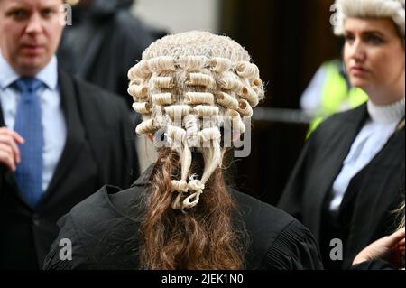 Londres, Royaume-Uni. 27th juin 2022. Londres, Royaume-Uni. Les avocats protestent devant la Cour pénale centrale (également connue sous le nom de Old Bailey) contre de faibles frais d'aide juridique. Les avocats criminels prétendent qu'ils peuvent finir par être payés moins que le salaire minimum pour les audiences. Crédit : michael melia/Alay Live News Banque D'Images