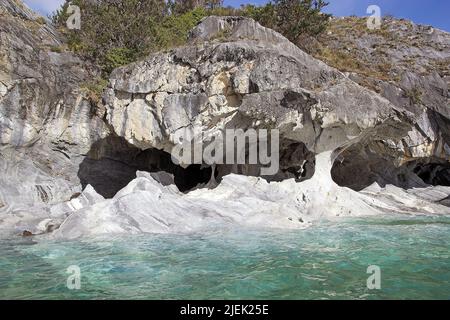 Grottes et pli géologique le long de la rive du lac General Carrera, Patagonie, Chili Banque D'Images