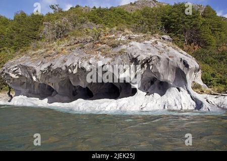 Grottes et pli géologique le long de la rive du lac General Carrera, Patagonie, Chili Banque D'Images