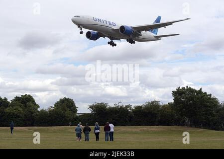 Aéroport de Heathrow Londres, Royaume-Uni. 27th juin 2022. Les gens aiment regarder l'avion arriver à l'aéroport d'Heathrow de Myrtle Avenue à Feltham crédit: MARTIN DALTON/Alay Live News Banque D'Images