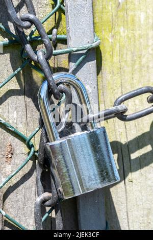 Les portes sont solidement fixées à l'aide d'un cadenas à usage intensif. North Yorkshire, Royaume-Uni. Banque D'Images