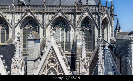 MECHELEN, Malines, Anvers, BELGIQUE, mai 16, 2022, détail de la façade de la tour et du toit de la cathédrale Saint-Rumbold vu du sud depuis le dessus, vue aérienne sur les drones, à Mechelen, Belgique. . Photo de haute qualité Banque D'Images