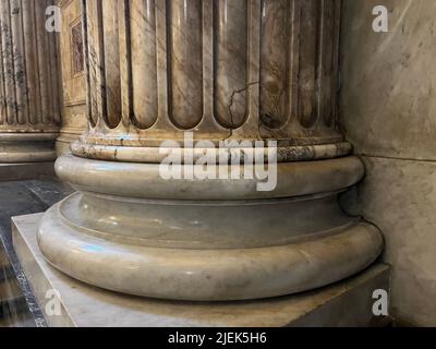 Base de la colonne dans la basilique Saint-Paul, Rome Banque D'Images