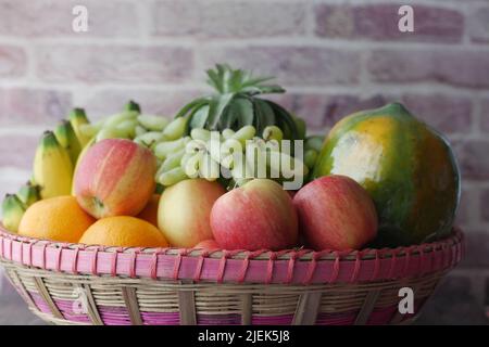 vue de dessus des fruits mélangés dans un bol sur une table Banque D'Images