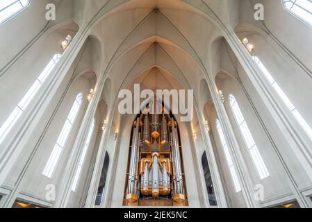 Tuyaux d'orgue à l'intérieur de l'église luthérienne moderne de Hallgrim (Hallgrimskirkja) à Reykjavik, en Islande Banque D'Images