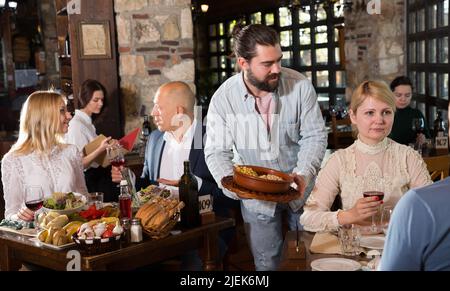 Serveur de passer commande en face de vous en pays restaurant Banque D'Images