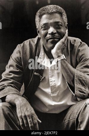 Une photo posée du batteur de jazz et de l'éducateur Billy Hart. Il est apparu sur son album de longue date, Oshumaare. Tourné sur un stoop à Manhattan, New York City vers 1983. Banque D'Images