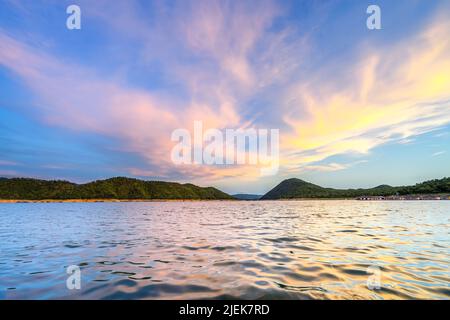 Belle heure de lever du soleil avec l'ombre du soleil dans le ciel et l'eau dans le barrage (barrage de Srinakarin, Kanchanaburi, Thaïlande) Banque D'Images