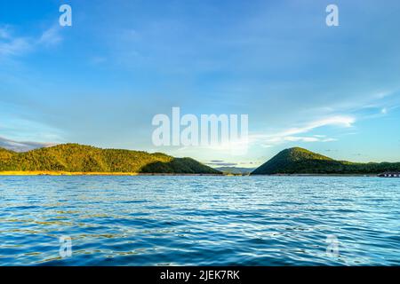 Beau paysage pittoresque par la lumière du soleil ombre dans le ciel et l'eau dans le barrage (barrage de Srinakarin, Kanchanaburi, Thaïlande) Banque D'Images