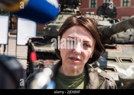 Varsovie, Pologne. 27th juin 2022. Ministre adjoint de la Défense de l'Ukraine, Hanna Maliar vu lors de l'ouverture officielle de l'exposition à Varsovie. Des responsables polonais et ukrainiens ouvrent une exposition en plein air dans la vieille ville de Varsovie de chars russes détruits et brûlés capturés par les Ukrainiens pendant la guerre. Officiellement nommée "pour notre liberté et la vôtre", l'exposition est destinée à montrer l'horreur de la guerre et de la défense héroïque de l'Ukraine. Il sera ensuite présenté dans d'autres capitales européennes comme Berlin ou Paris. Crédit : SOPA Images Limited/Alamy Live News Banque D'Images