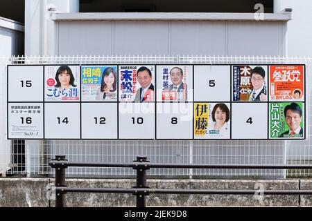 Affiches des candidats pour les prochaines élections à la Chambre haute sur 27 juin 2022, à Kobe, au Japon. L'élection de la Chambre des conseillers aura lieu sur 10 juillet. Credit: Rodrigo Reyes Marin/AFLO/Alay Live News Banque D'Images