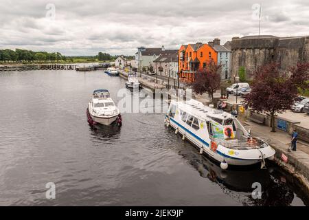 Les croiseurs motorisés sur la rivière Shannon lors d'une journée de passage à Athlone, Co. Westmeath, Irlande. Banque D'Images