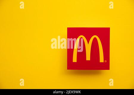 LONDRES, Royaume-Uni - juin 2022 : logo emblématique de McDonalds sur fond jaune. McDonald's est une entreprise mondiale de restauration rapide Banque D'Images