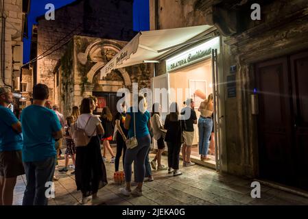 Des gens qui font la queue devant un magasin de glace, la Galeteria Emiliana, la nuit, Split, Croatie Banque D'Images