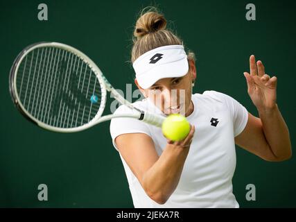 Londres, Royaume-Uni. . 27th juin 2022. Belge Elise Mertens photographié en action lors d'un premier tour du tournoi féminin de singles entre Belge Mertens (WTA30) et Colombian Osorio (WTA61) lors du tournoi de tennis Grand Chelem de Wimbledon 2022 au All England tennis Club, dans le sud-ouest de Londres, en Grande-Bretagne, le lundi 27 juin 2022. BELGA PHOTO BENOIT DOPPAGNE crédit: Belga News Agency/Alay Live News Banque D'Images