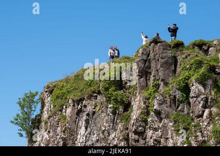 Touristes à Fairy Glen sur la péninsule de Trotternish. Paysage varié avec des collines, des vallées et des falaises de basalte au nord de Skye. La région souffre de surtourisme. Banque D'Images